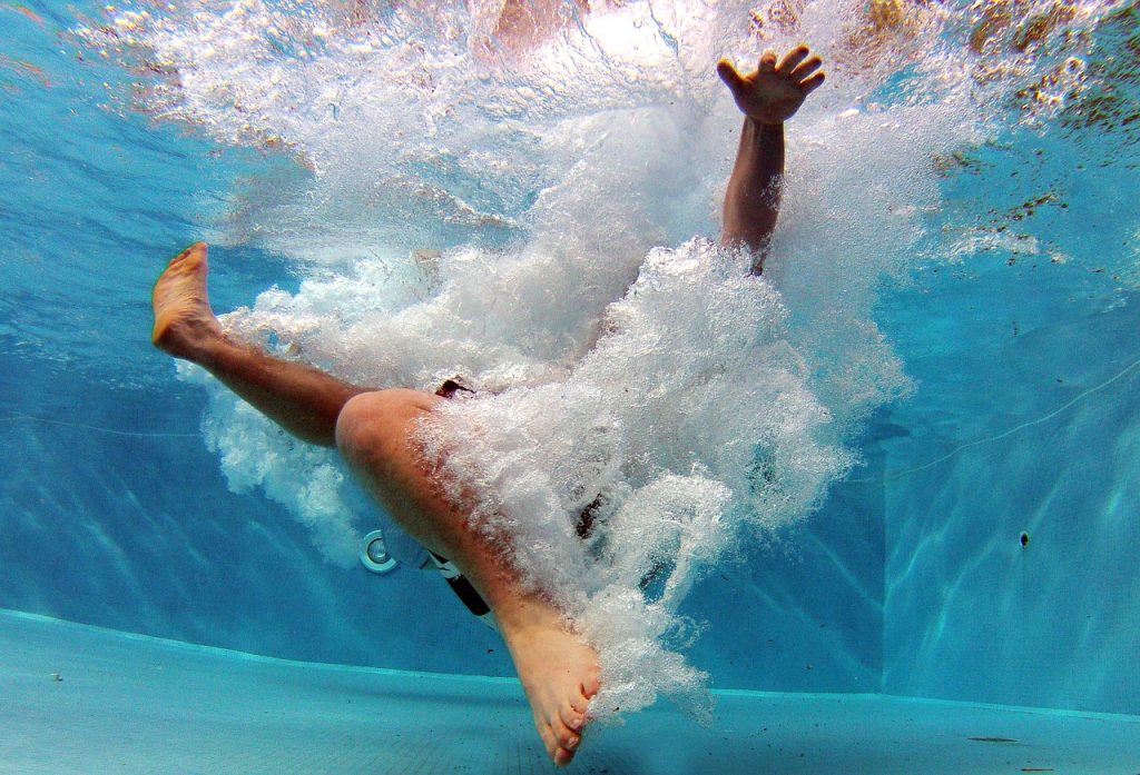 criança morre afogada em piscina