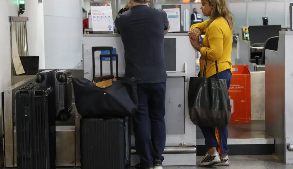 Passageiros esperam no check-in do terminal