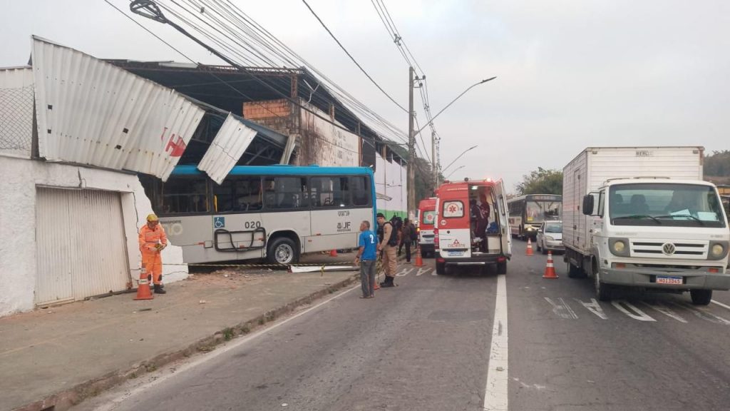 Ônibus com 50 passageiros bate em muro em Juiz de Fora