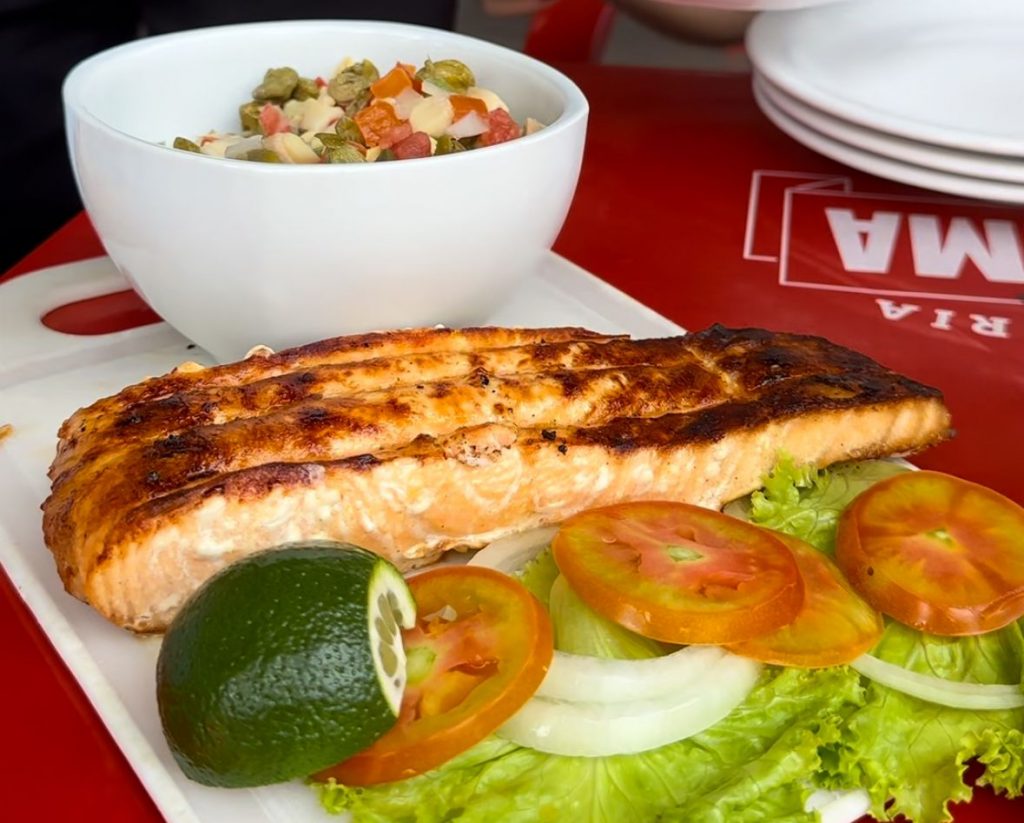 Salmão com salada de alcaparra no Silvinho's Bar, em Contagem. Um bar com preço justo.