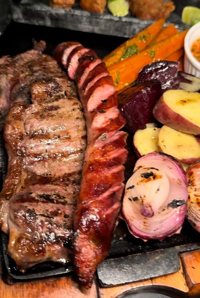 Parrillada no Azougue: Ancho, Chorizo, linguiça defumada na casa e legumes na brasa.