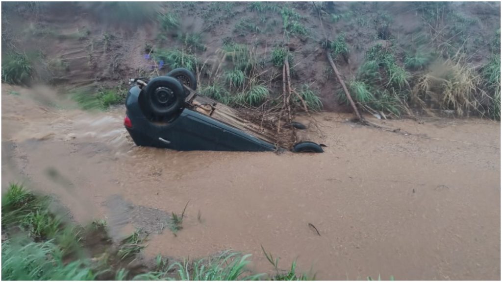 idoso carro submerso mg