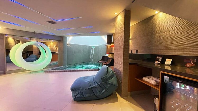 Suíte do motel Dubai Splash, em BH, tem piscina com cascata