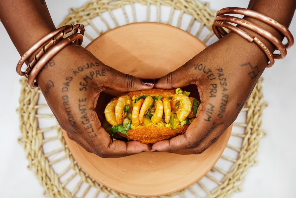 Seminário de comida afro-brasileira terá oficina de degustação de acarajé, em BH