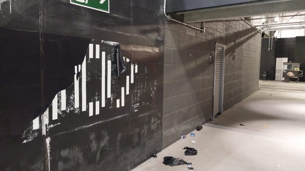 Arena MRV depredada por cruzeirenses e ninguém punido. Assim como depredação recente por próprios atleticanos, que não tiveram suas identidades reveladas (Foto: twitter/ArenaMRV)