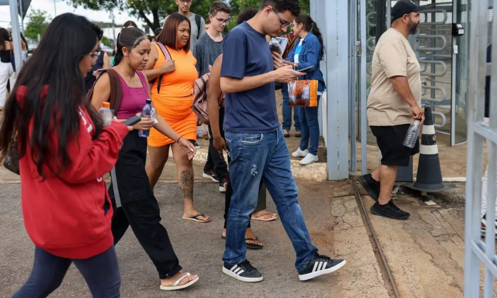 Enem 2024: Estudantes se encaminham para local de prova