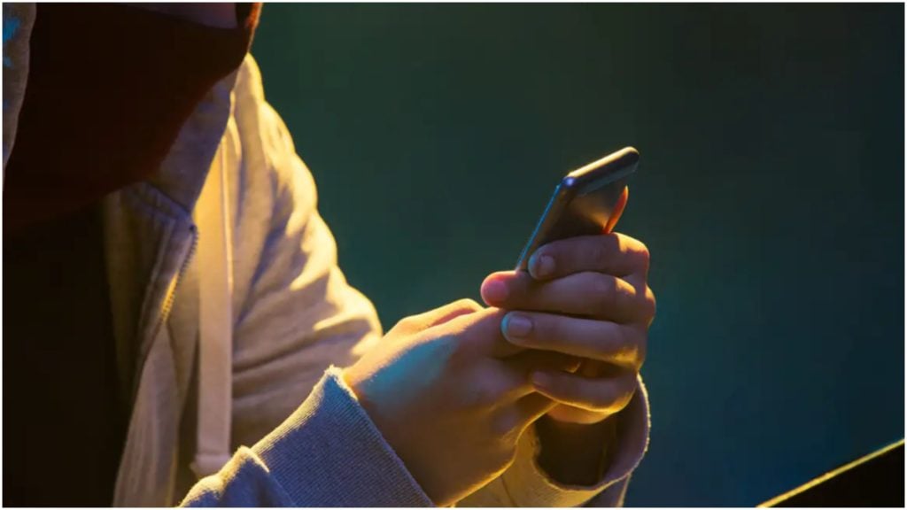pessoa usando celular; Justiça condena empresa a devolver descontos após furto de celular corporativo em MG