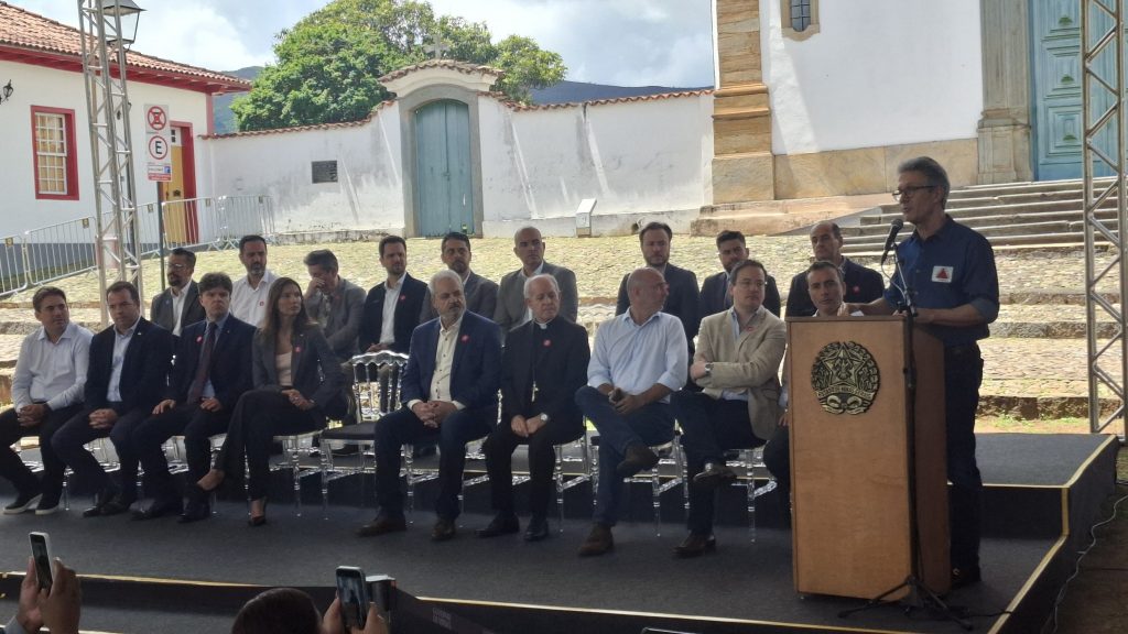 Zema e outras autoridades em evento em Mariana, que anunciou a consulta pública para obras em rodovias