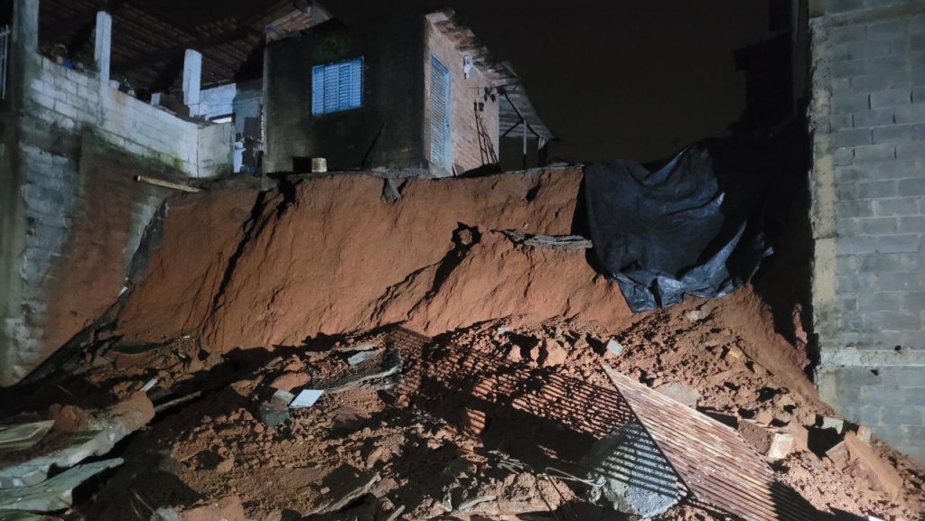 Muro desaba em residência na cidade do Sul de MG (CBMMG/Divulgação)
