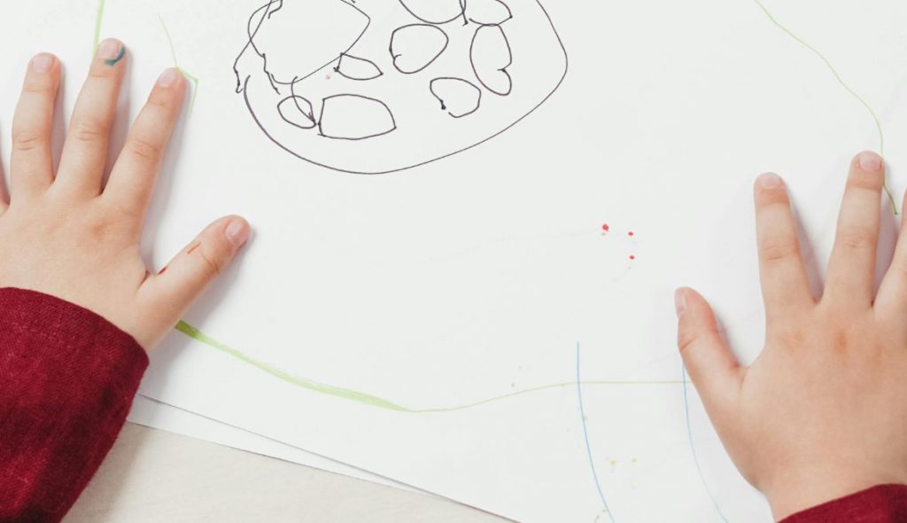 Criança desenhando
