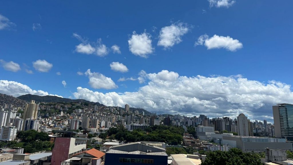 Céu azul com nuvens / onda de calor