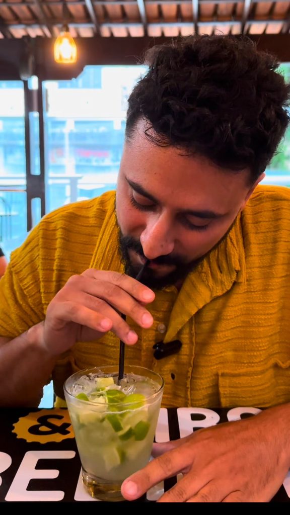 Provando a boa caipirinha do Bar do Régis, no Jardim América.