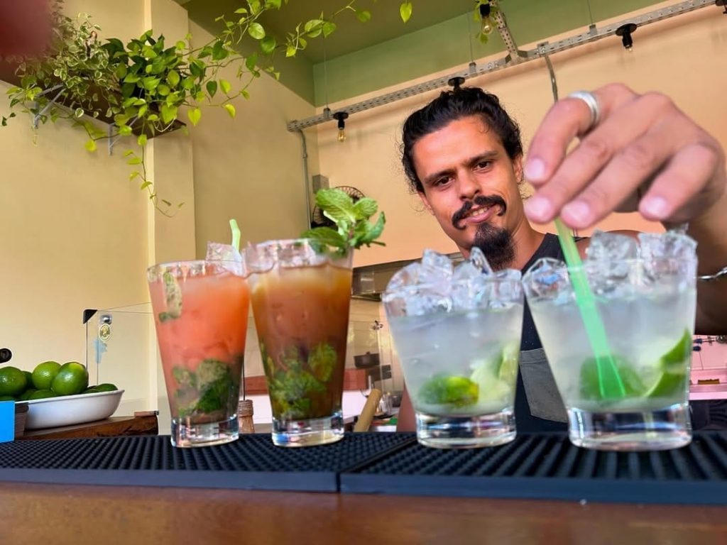 João Gonçalves fazendo drinks e caipirinhas como se deve no seu Pastel Caiana, na Galeria São Vicente.