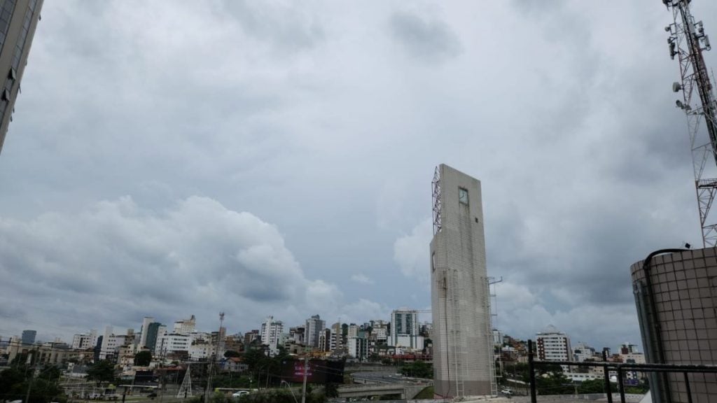 CHUVA, CÉU NUBLADO