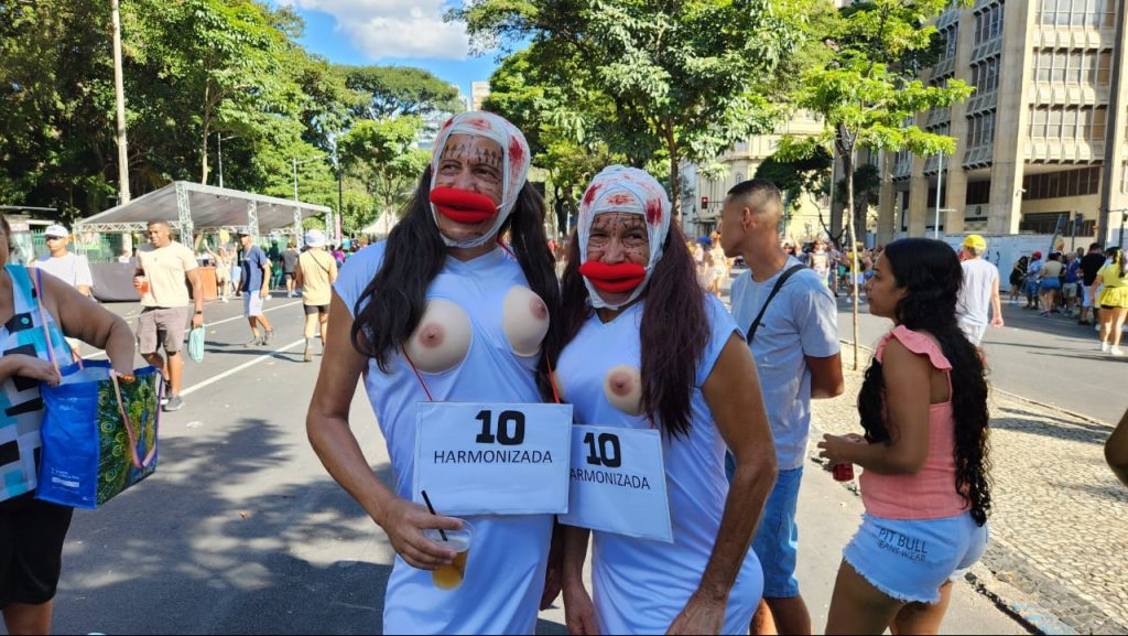 Foliões fantasiados de 'Harmonização facial'. Foto: Vinícius Sampaio/BHAZ