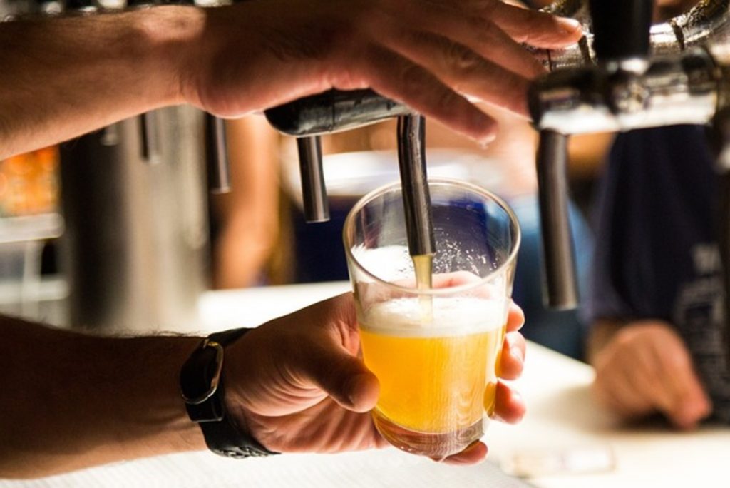 Veja as regras para a venda de bebidas e uso de mobiliário em bares durante o Carnaval de BH