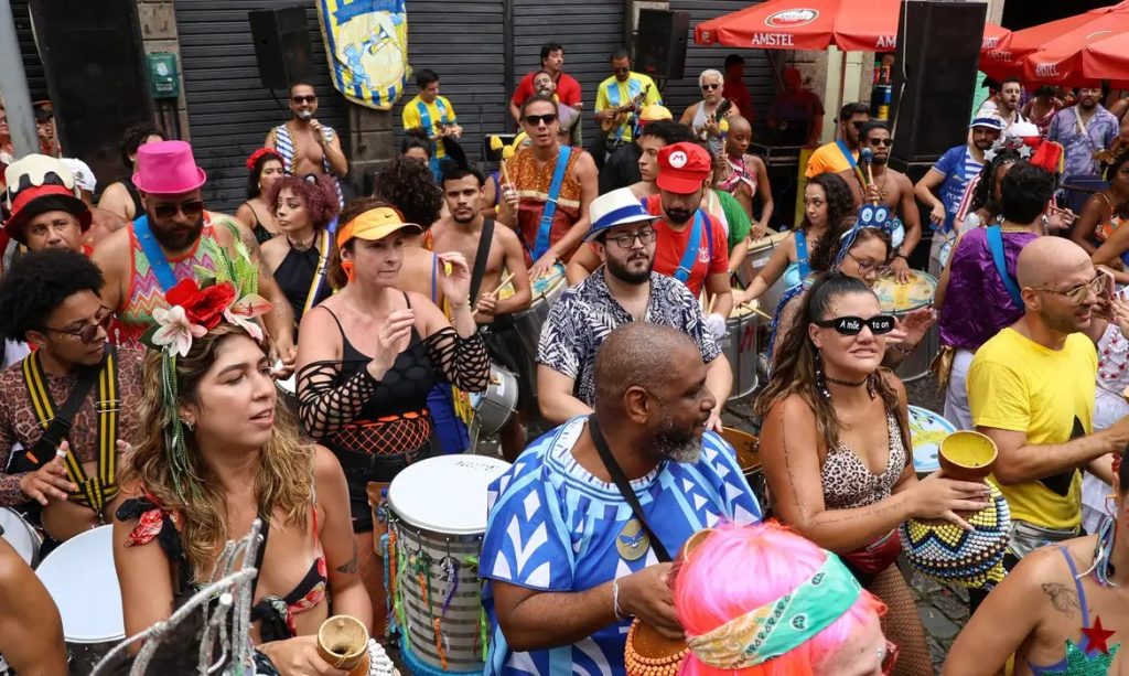 Folião deve ter cuidado ao comprar comidas e bebidas em blocos de rua (Tomaz Silva/Agência Brasil)