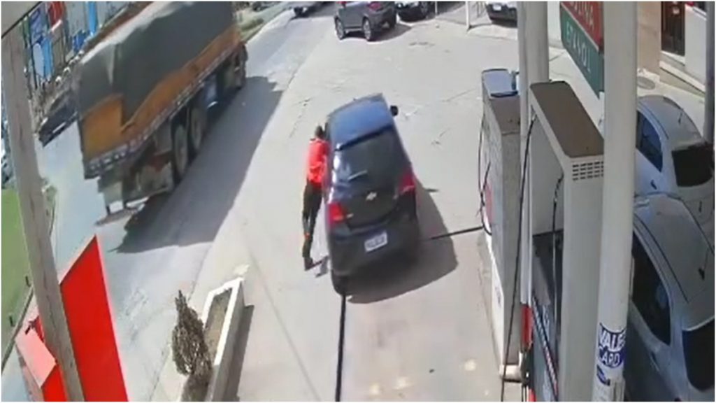 frentista pendura carro