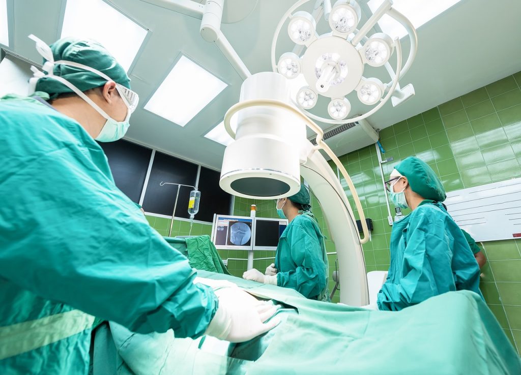 Mulher de BH será indenizada em R$ 50 mil após médico esquecer gaze dentro dela