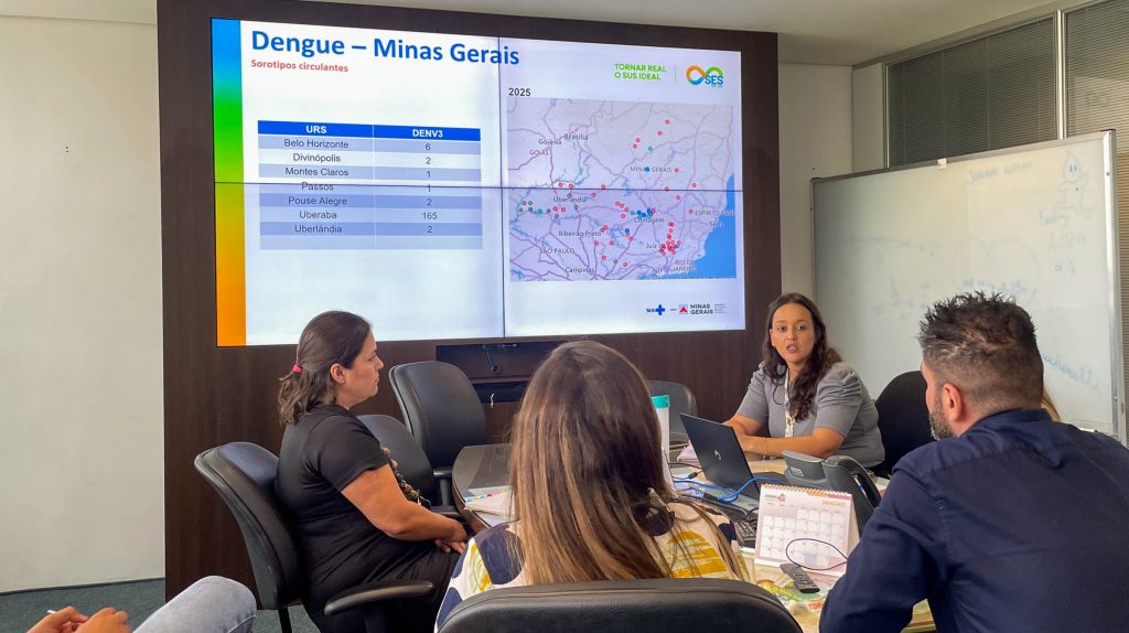 Sala de monitoramento de dengue em MG