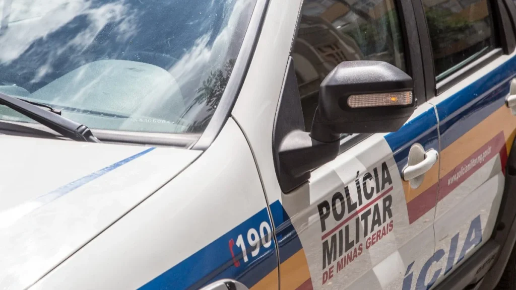 Suspeito de tráfico bate em viatura da PM enquanto fazia entrega de drogas e é preso