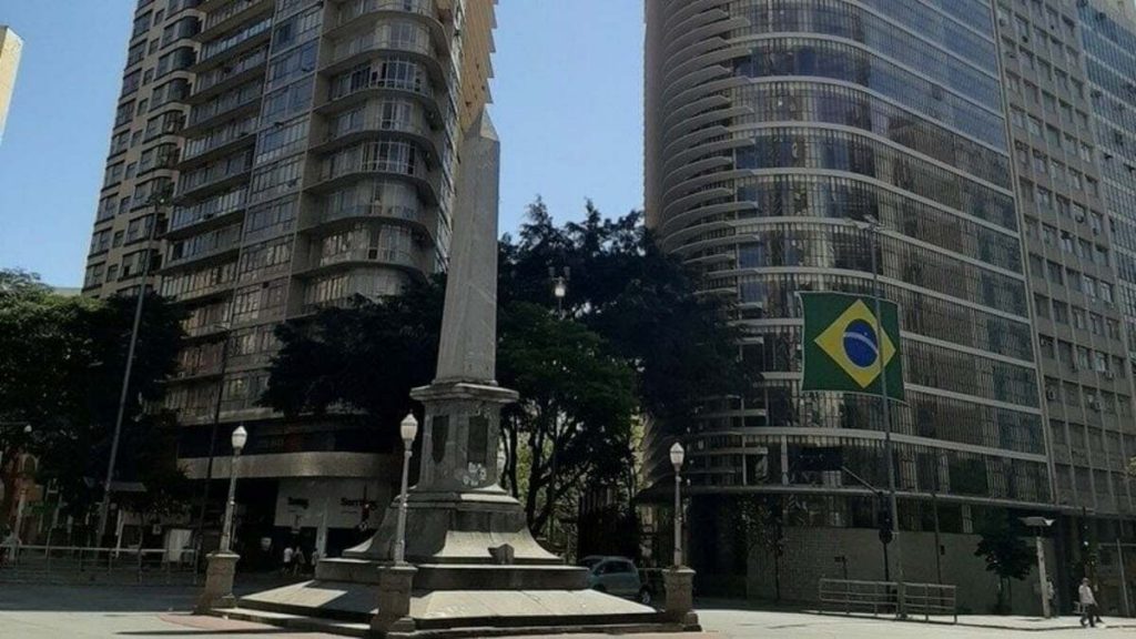 'BH não é Nova York': abaixo-assinado quer proibir painéis luminosos na Praça Sete