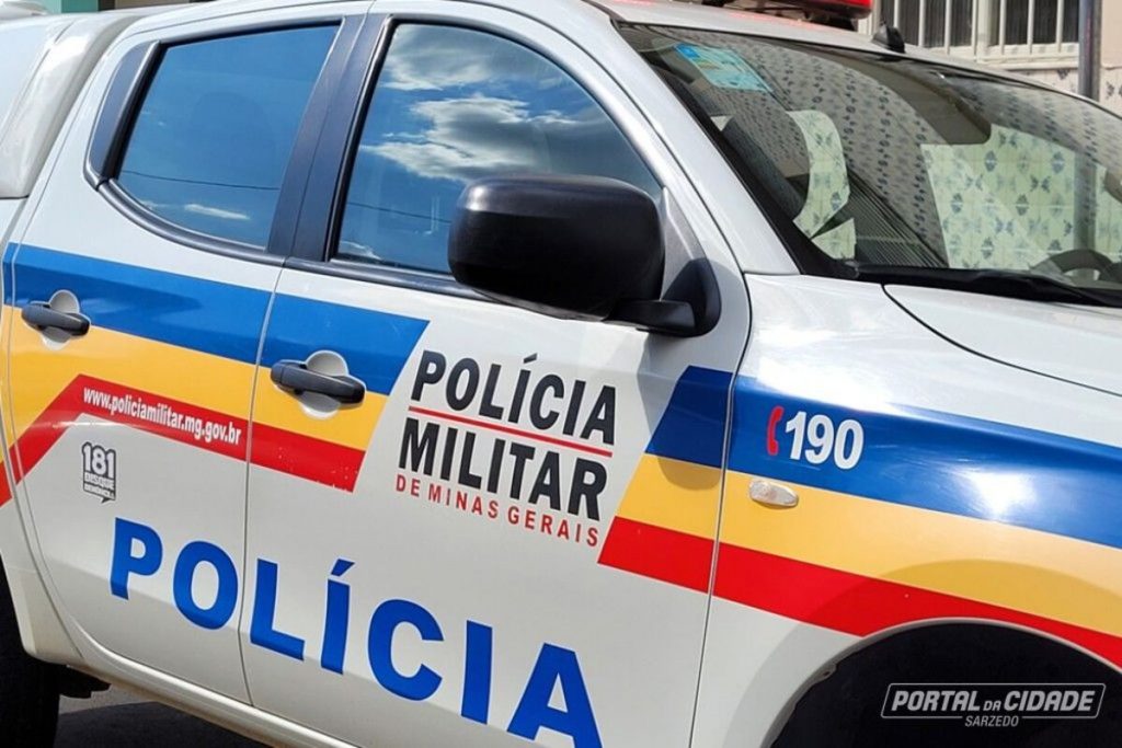 Homem é preso por agredir, perseguir e ameaçar arrancar a cabeça de esposa e filha em MG