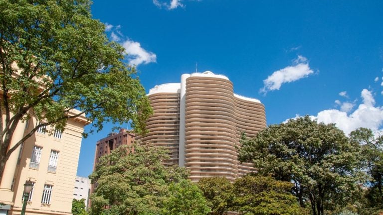 Edifício Niemeyer: curvas e dinamismo do famoso cartão-postal