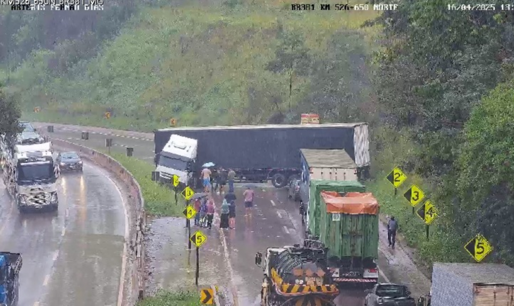Carreta faz 'L' na BR-381, na Grande BH, e interdita trânsito sentido São Paulo