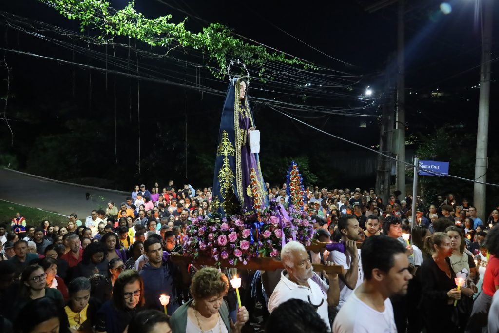 VÍDEO: Mais de dois mil fiéis acompanharam a Via Sacra da Madrugada em Sabará