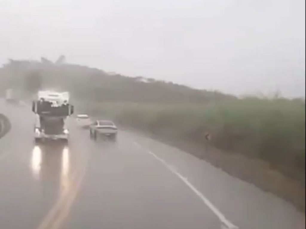 VÍDEO: Duas carretas colidem na BR-262, em Luz, e uma delas cai em ribanceira de 200 m