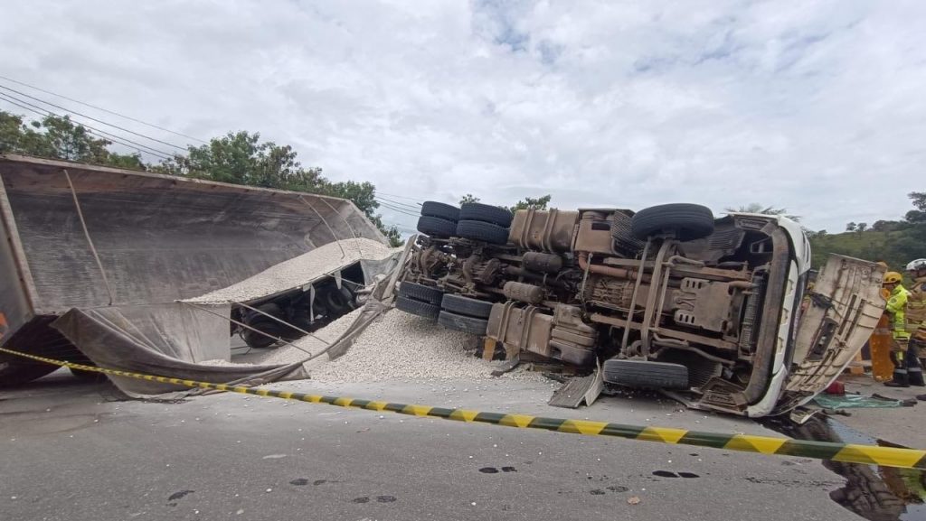 Motorista morre após carreta tombar na MG-424, em Pedro Leopoldo