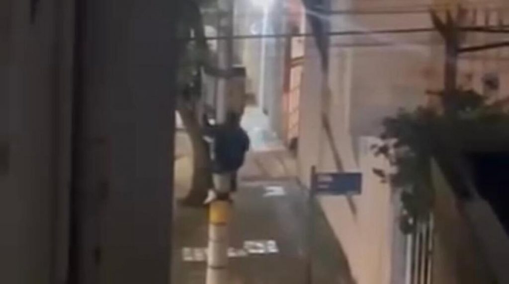 VÍDEO: homem tenta furtar fios de cobre, mas foge após gritos de vizinhos em BH