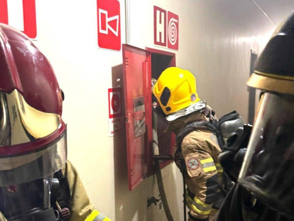 Homem acende cigarro com vela e apartamento pega fogo em BH