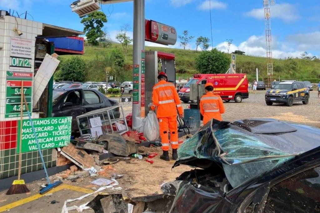 VÍDEO: Carro colide com guichê de posto de gasolina e deixa seis feridos na BR-381, em MG