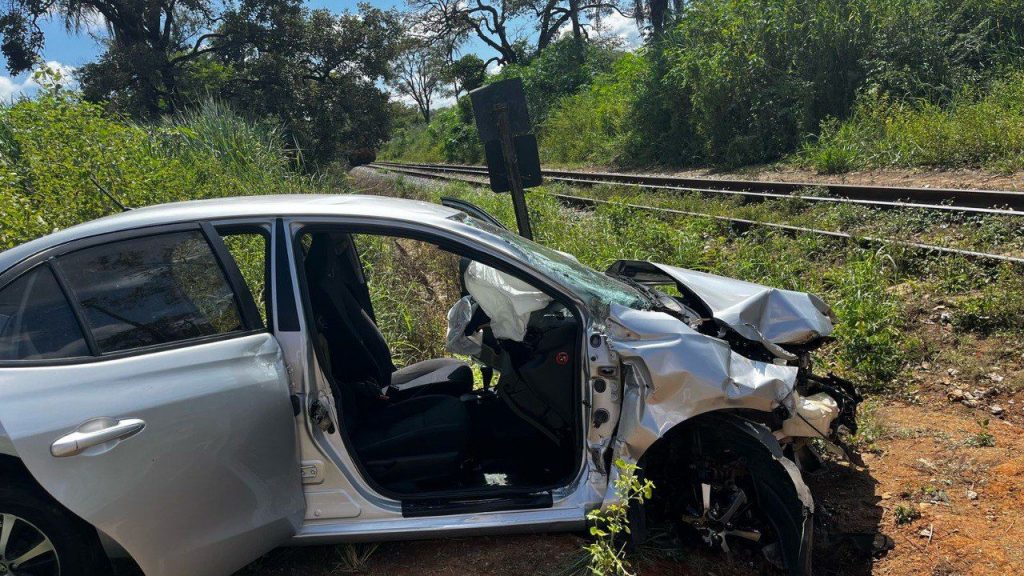 Trem atinge carro que 'morreu' em cima de linha férrea, na Grande BH