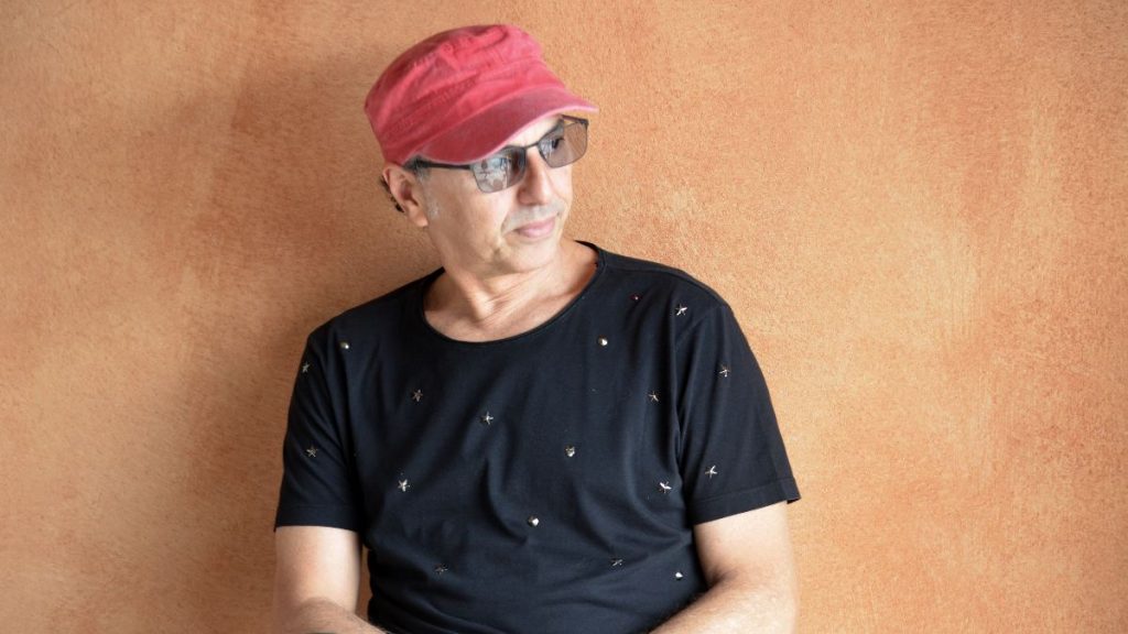 Zeca Baleiro fará show com canções de sucessos e releituras em um show intimista (Divulgação/Necka Ayala)