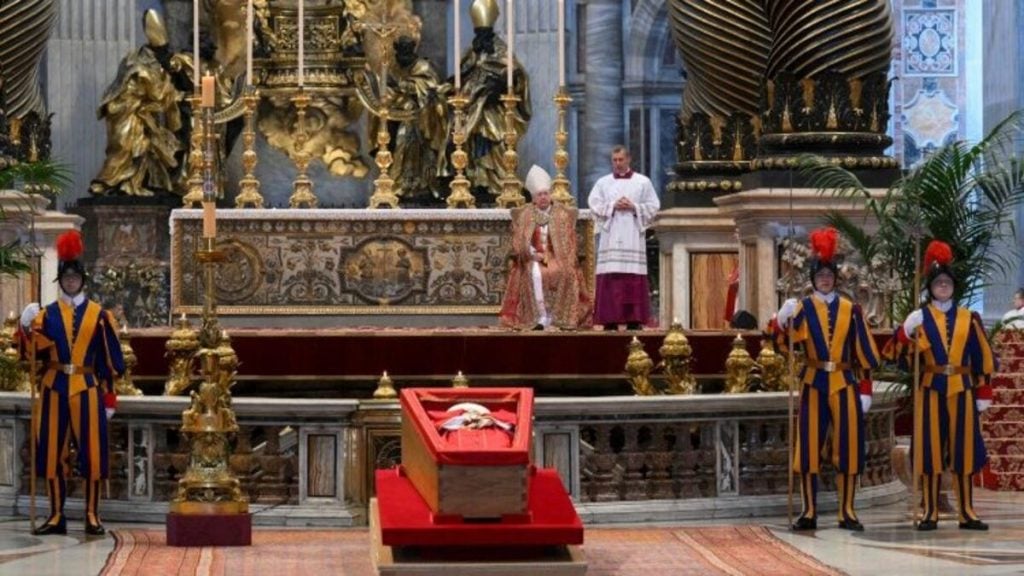 Rito do fechamento do caixão do Papa Francisco acontece nesta sexta; veja próximos passos