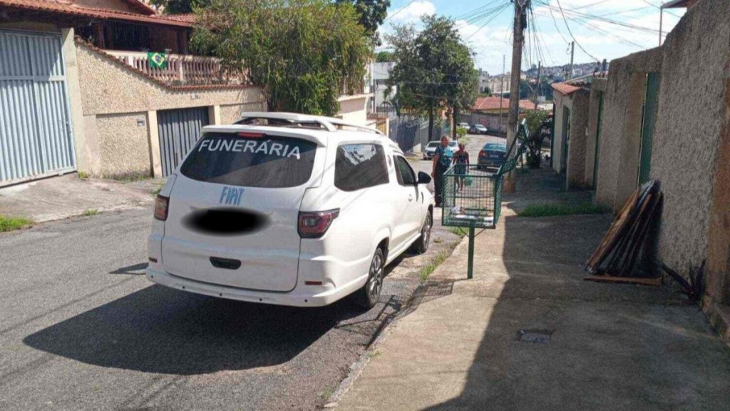 homem furta carro funerária