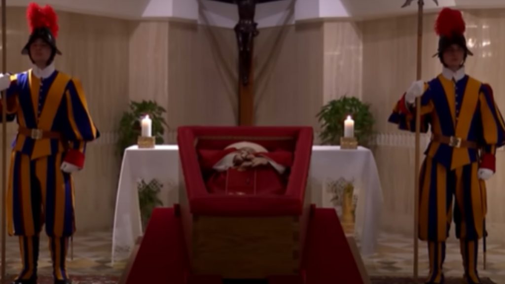 imagens papa francisco caixão