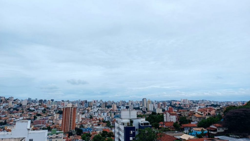 Defesa Civil de BH emite alerta para pancadas de chuva nesta quinta