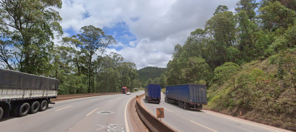 Carreta tomba e interdita BR-381 na Grande BH