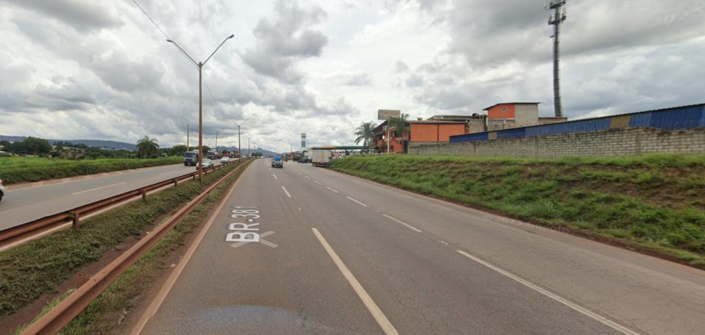 Carreta tomba e interdita o trânsito na BR-381, na Grande BH
