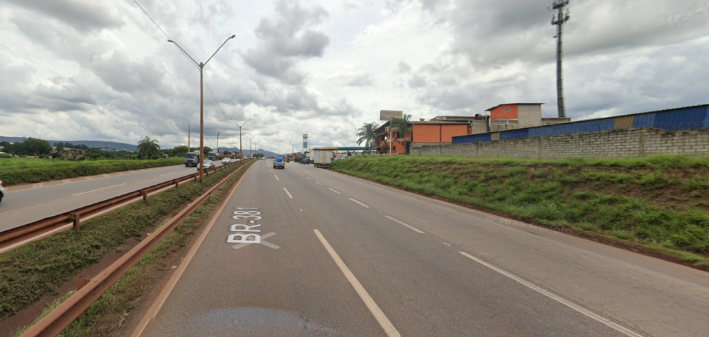 Carreta tomba e trava o trânsito na BR-381, na Grande BH