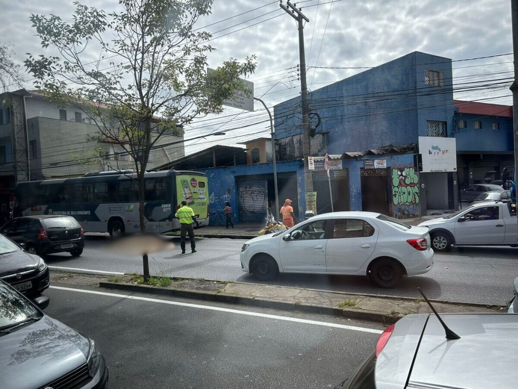 Mulher morre atropelada por caminhão na avenida Pedro II, em BH