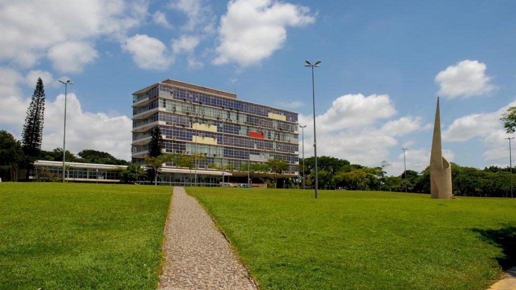 VÍDEO: UFMG tem, pela primeira vez, banca de dissertação de mestrado em língua indígena