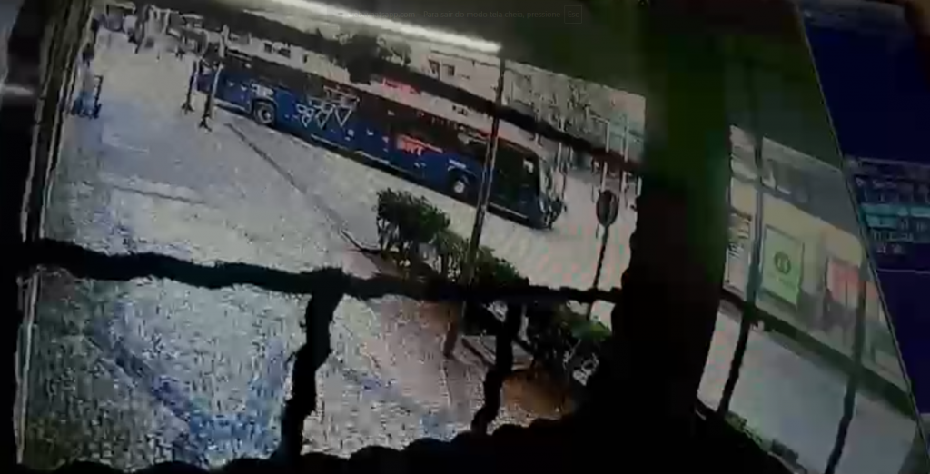 VÍDEO: Idoso é atropelado por ônibus no Centro de BH e encaminhado ao hospital