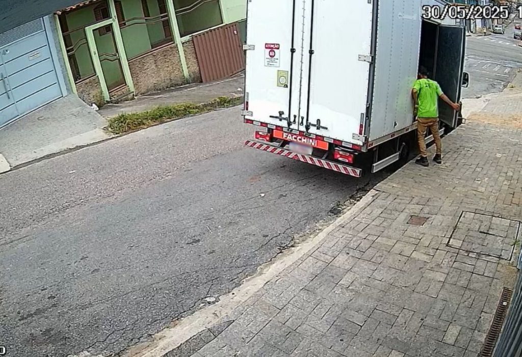 VÍDEO: Câmeras de segurança flagram furto em caminhão de entregas em Contagem