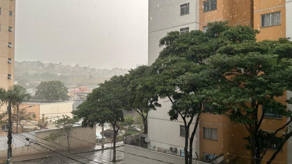 VÍDEO: Chove forte em várias regiões de BH nesta terça