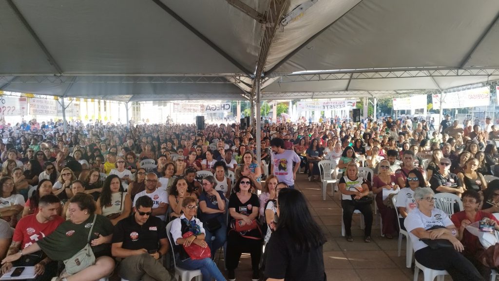 Professores da rede municipal de BH aprovam greve por tempo indeterminado